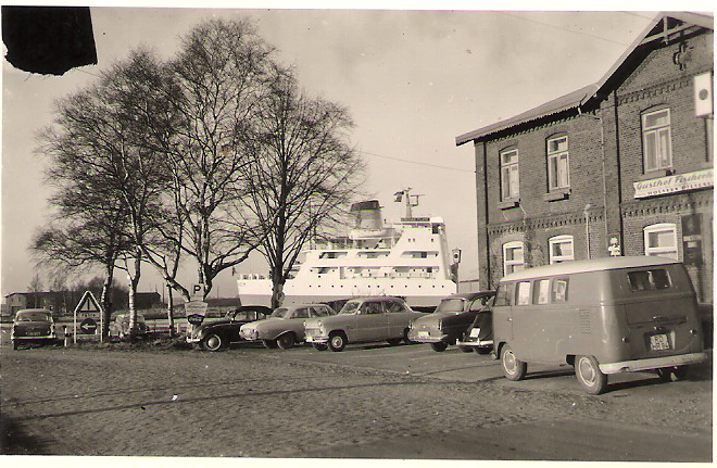 Autos parken vor dem Gasthaus Fischerhütte