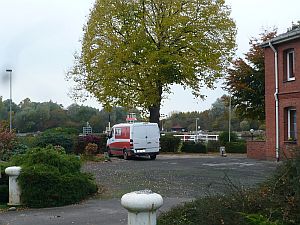 Ein kleines Wohnmobil auf unserem Hausparkplatz